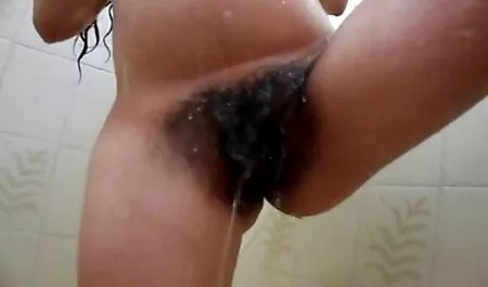 Eine kostenlose sexfilme in hd Art Bimbo-Milf wird auf einem Sofa gefickt