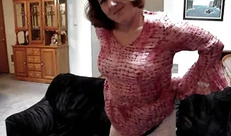 Geile französische Magd hd sexfilme free findet beim Aufräumen einen Dildo