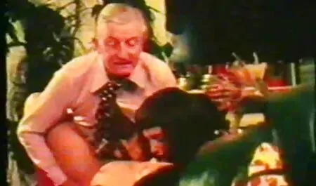 Heiße Blondine masturbiert auf einem Baumstamm im Wald deutsche sex filme hd